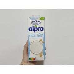 Bebida de soja alpro ligera 100% vegetal rica en proteina con calcio y vitaminas brik de 1 litro