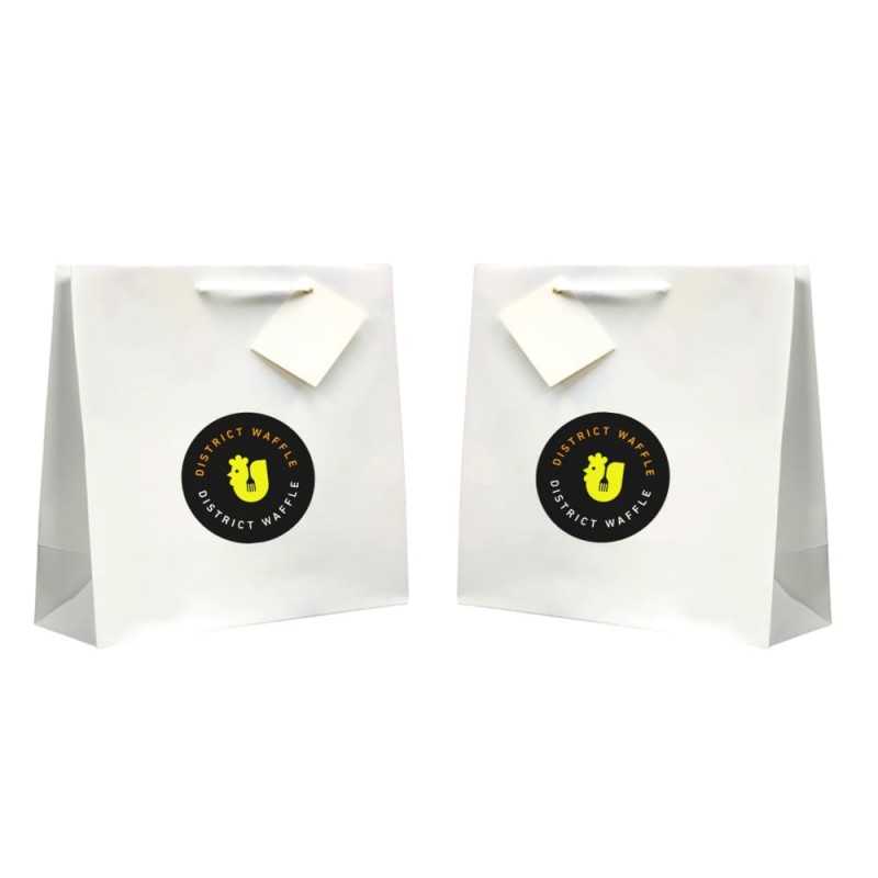 Bolsa personalizada de papel blanco con asa de cuerda. 19x10x27cm. Cuatricomía, 2 lados