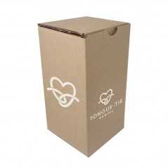 Caja personalizada de cartón Kraft para botella mediana. 11x11x24cm. 1 color, 1 cara